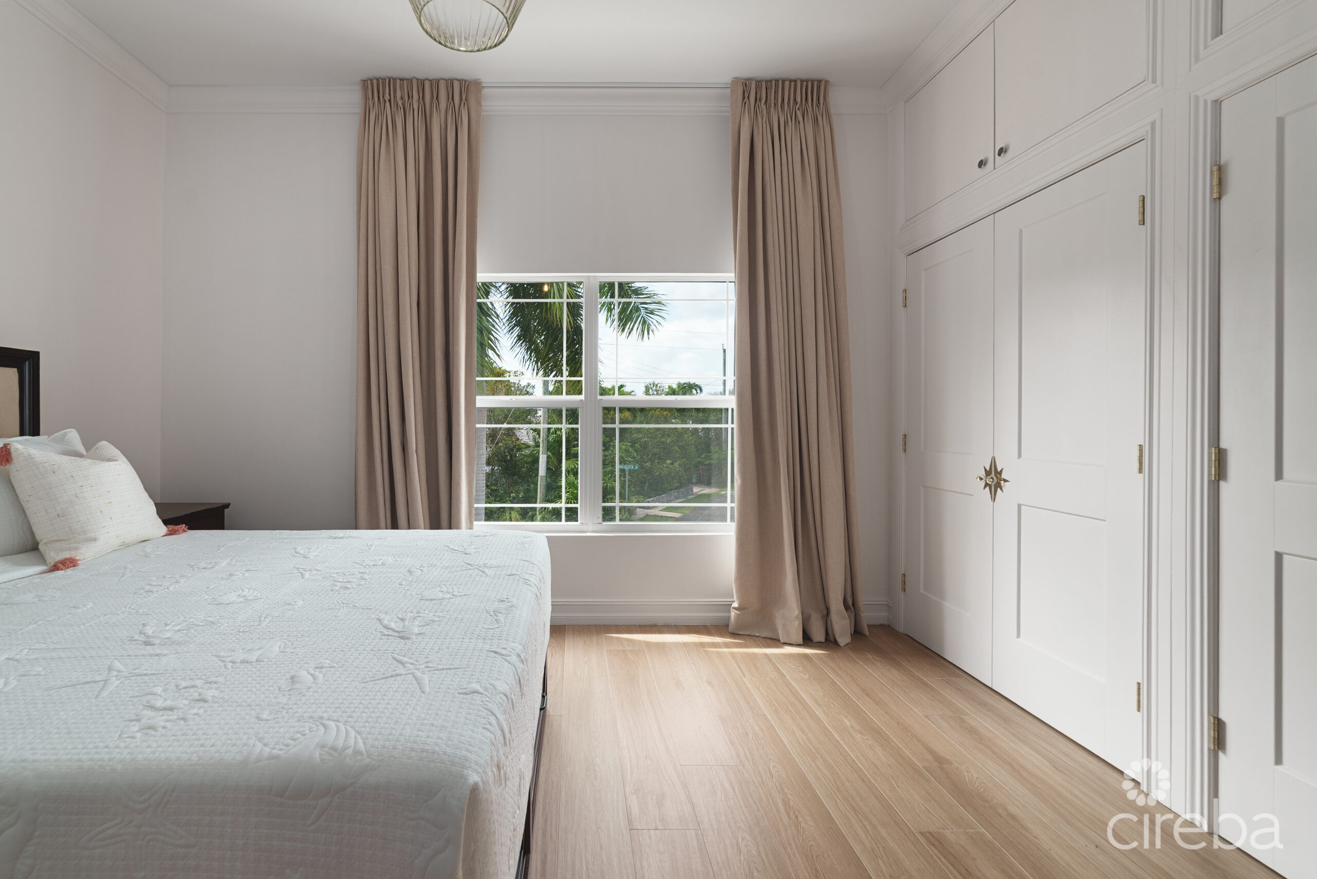 BEAUTIFULLY RENOVATED UNIT IN WALKERS SOUTH