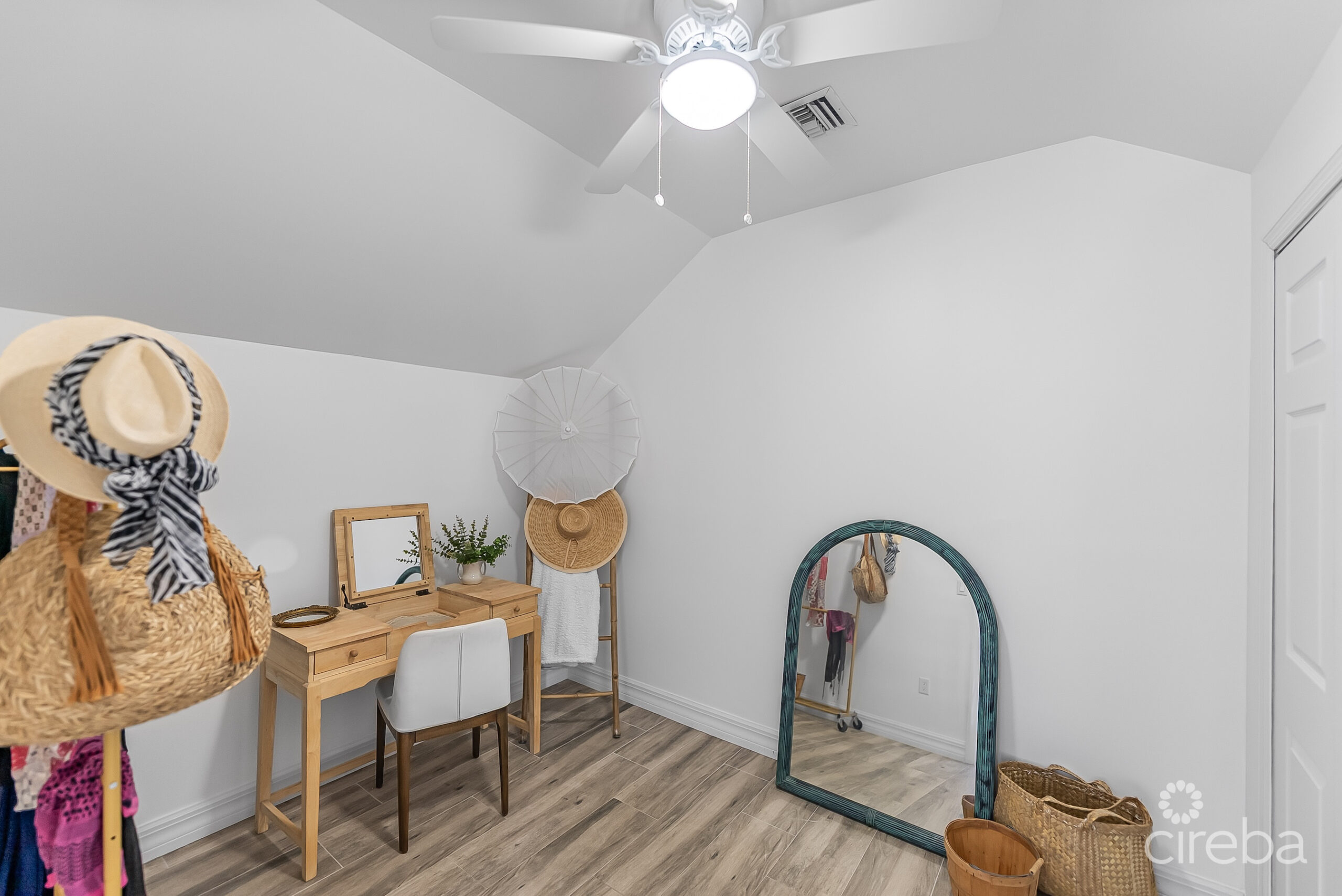 HARBOUR POINT OCEANFRONT 3 BED PLUS OFFICE