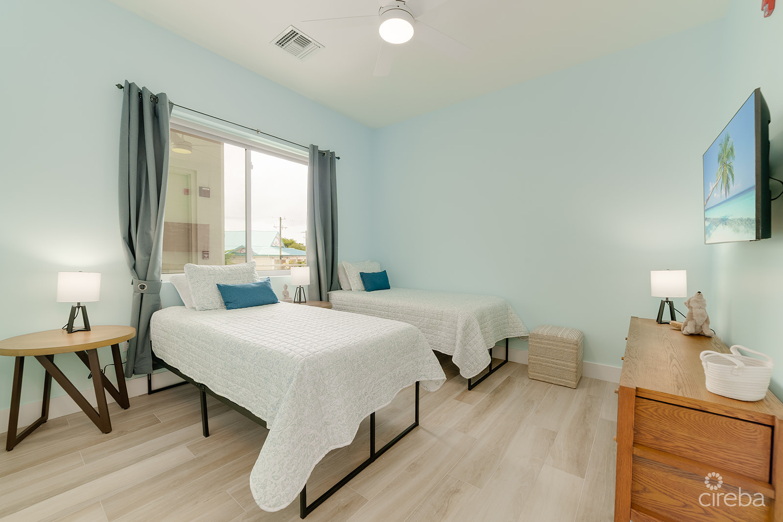 SUNSET POINT – BEAUTIFULLY UPGRADED 3 BED WITH PANORAMIC OCEAN VIEWS