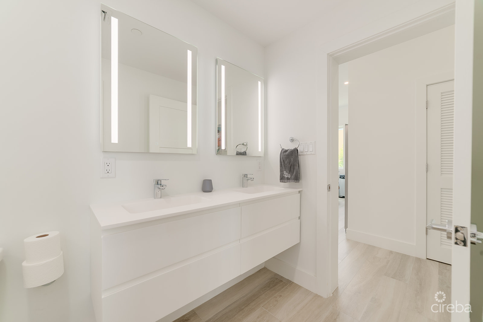 SUNSET POINT – BEAUTIFULLY UPGRADED 3 BED WITH PANORAMIC OCEAN VIEWS