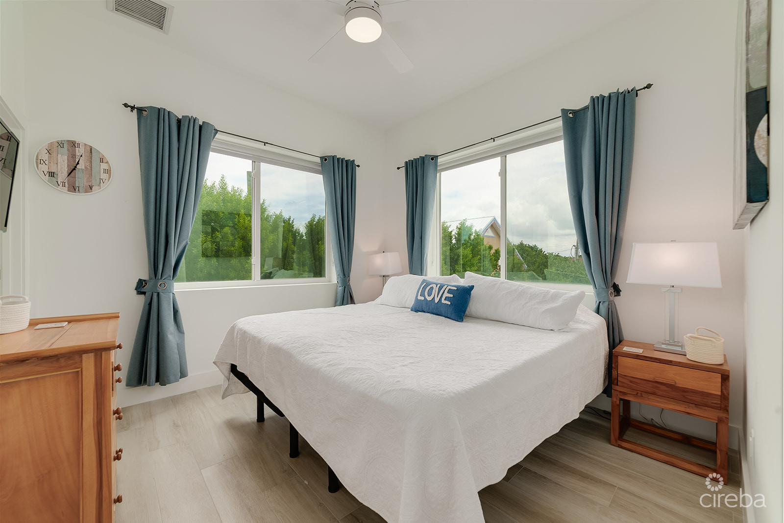 SUNSET POINT – BEAUTIFULLY UPGRADED 3 BED WITH PANORAMIC OCEAN VIEWS