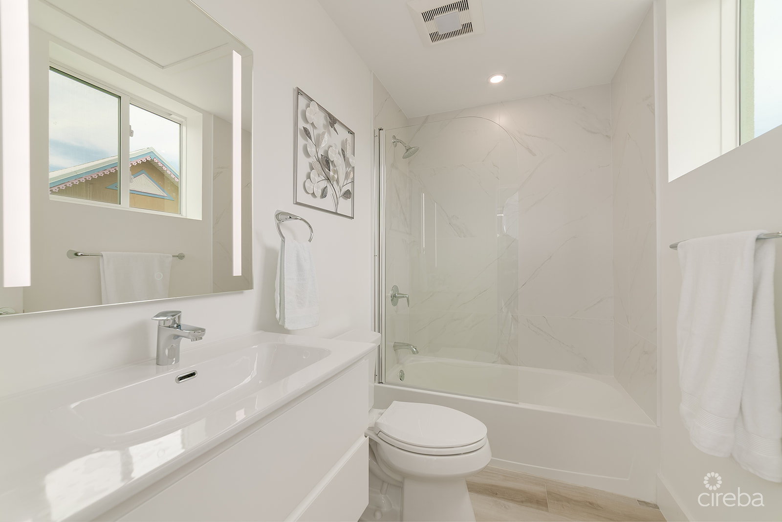 SUNSET POINT – BEAUTIFULLY UPGRADED 3 BED WITH PANORAMIC OCEAN VIEWS