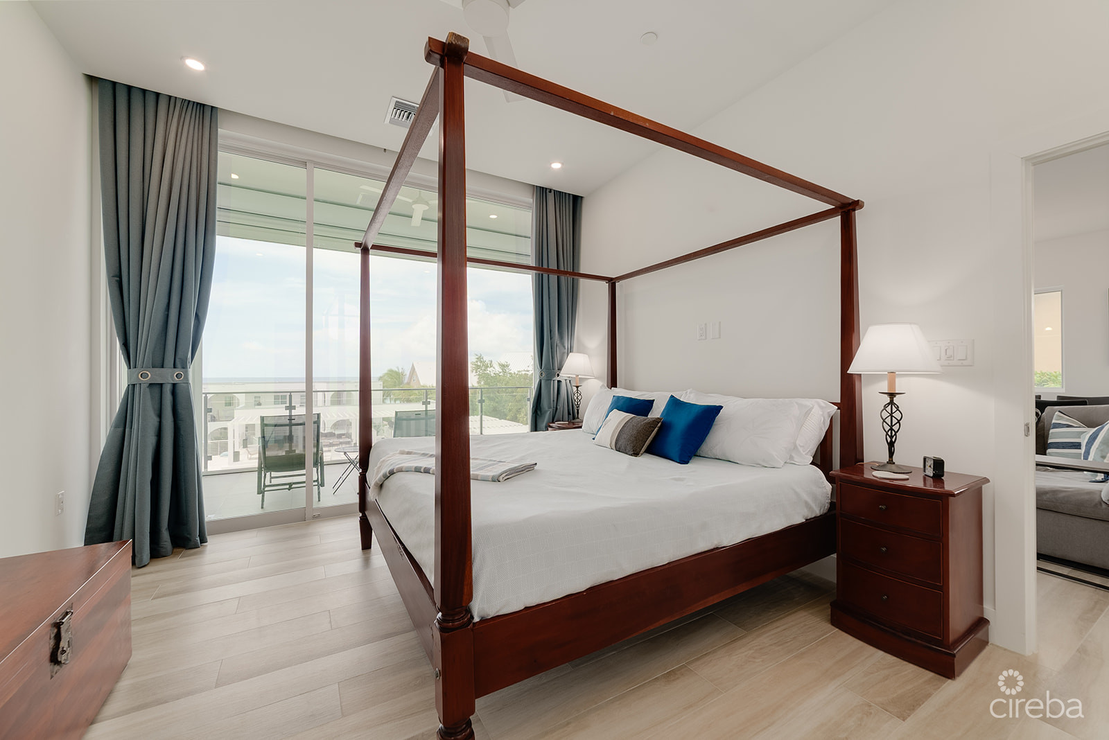 SUNSET POINT – BEAUTIFULLY UPGRADED 3 BED WITH PANORAMIC OCEAN VIEWS