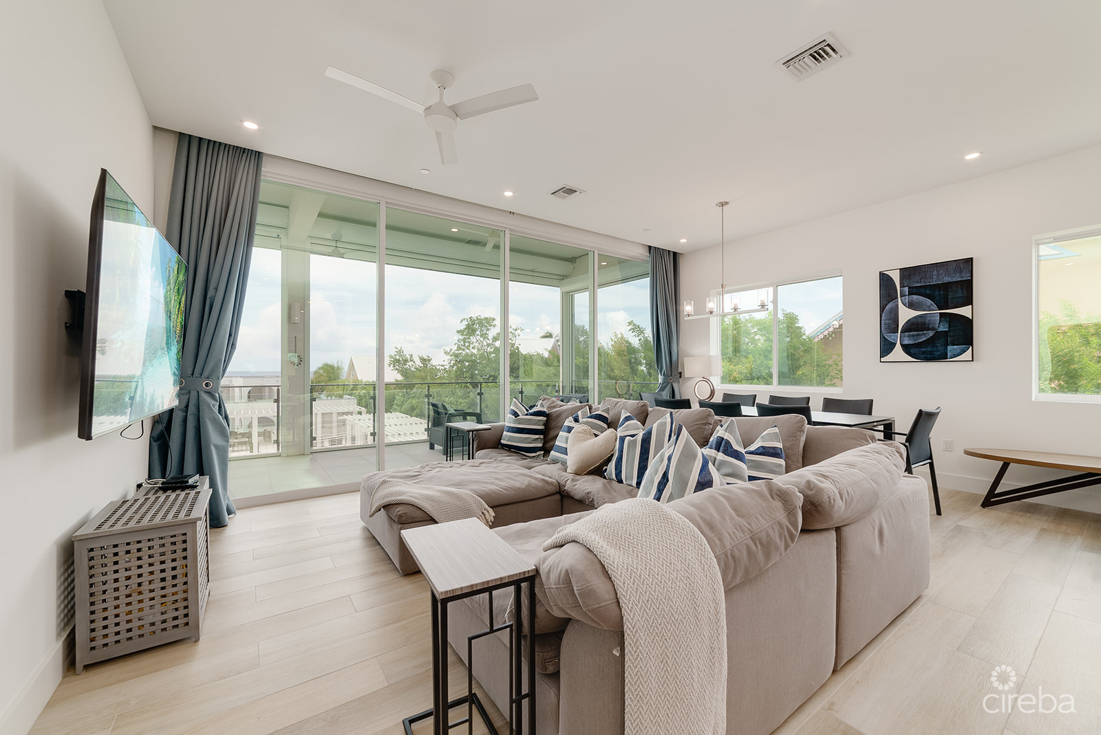 SUNSET POINT – BEAUTIFULLY UPGRADED 3 BED WITH PANORAMIC OCEAN VIEWS