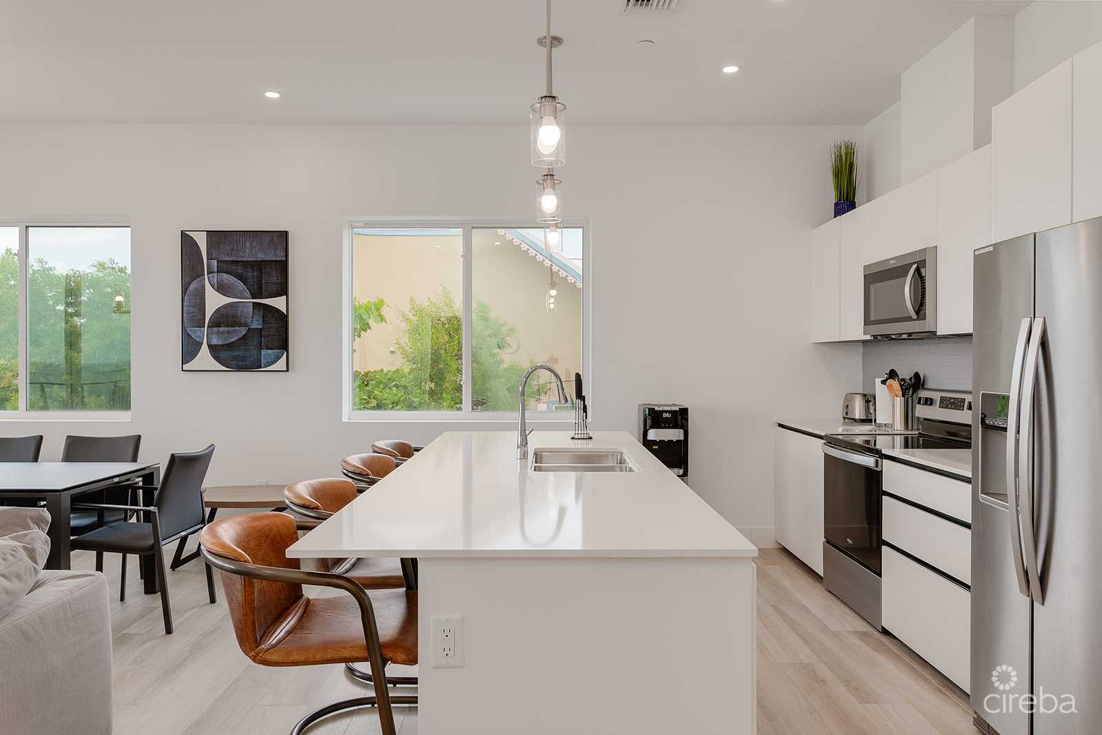 SUNSET POINT – BEAUTIFULLY UPGRADED 3 BED WITH PANORAMIC OCEAN VIEWS