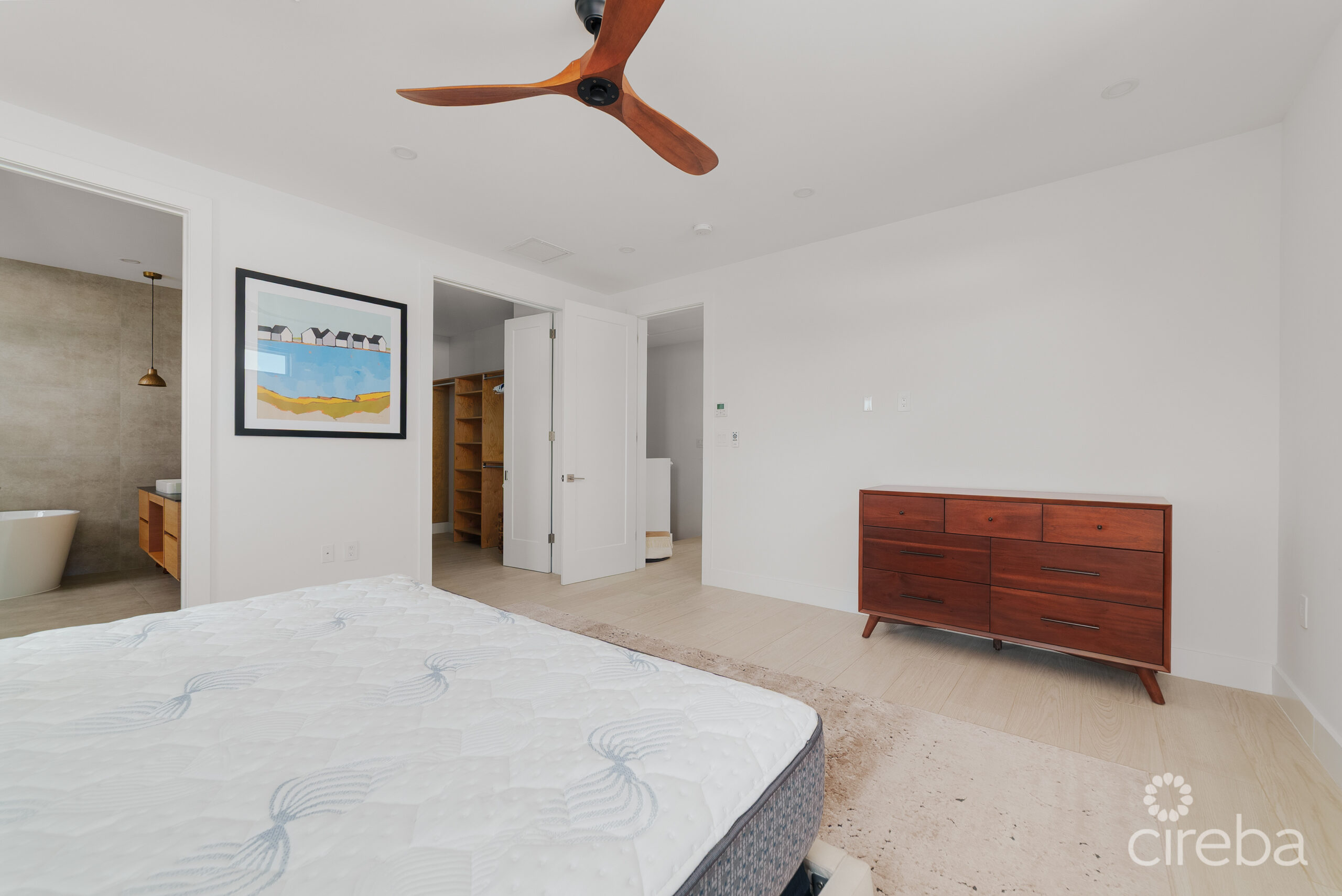 BEAUTIFUL SOUTH SOUND DUPLEX WITH POOL