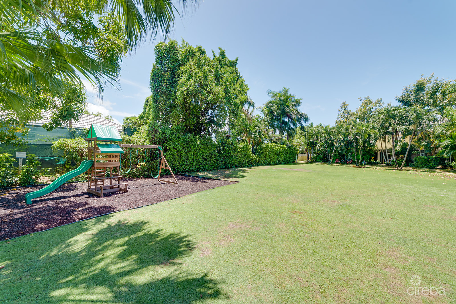 SPACIOUS 3 BED + DEN TOWNHOME AT L’AMBIENCE