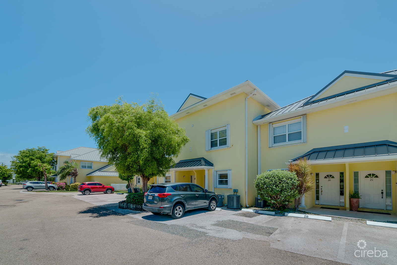 SPACIOUS 3 BED + DEN TOWNHOME AT L’AMBIENCE