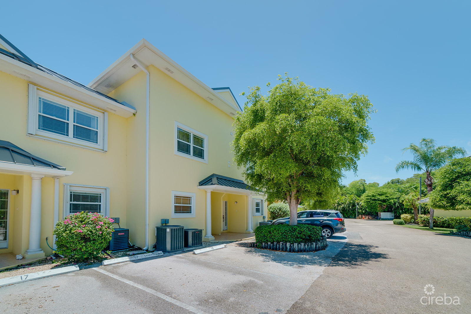 SPACIOUS 3 BED + DEN TOWNHOME AT L’AMBIENCE