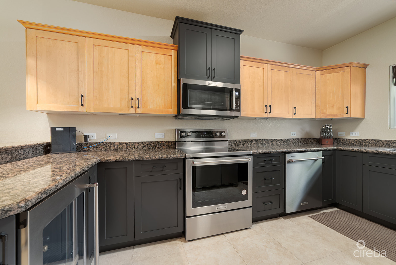 SPACIOUS 3 BED + DEN TOWNHOME AT L’AMBIENCE