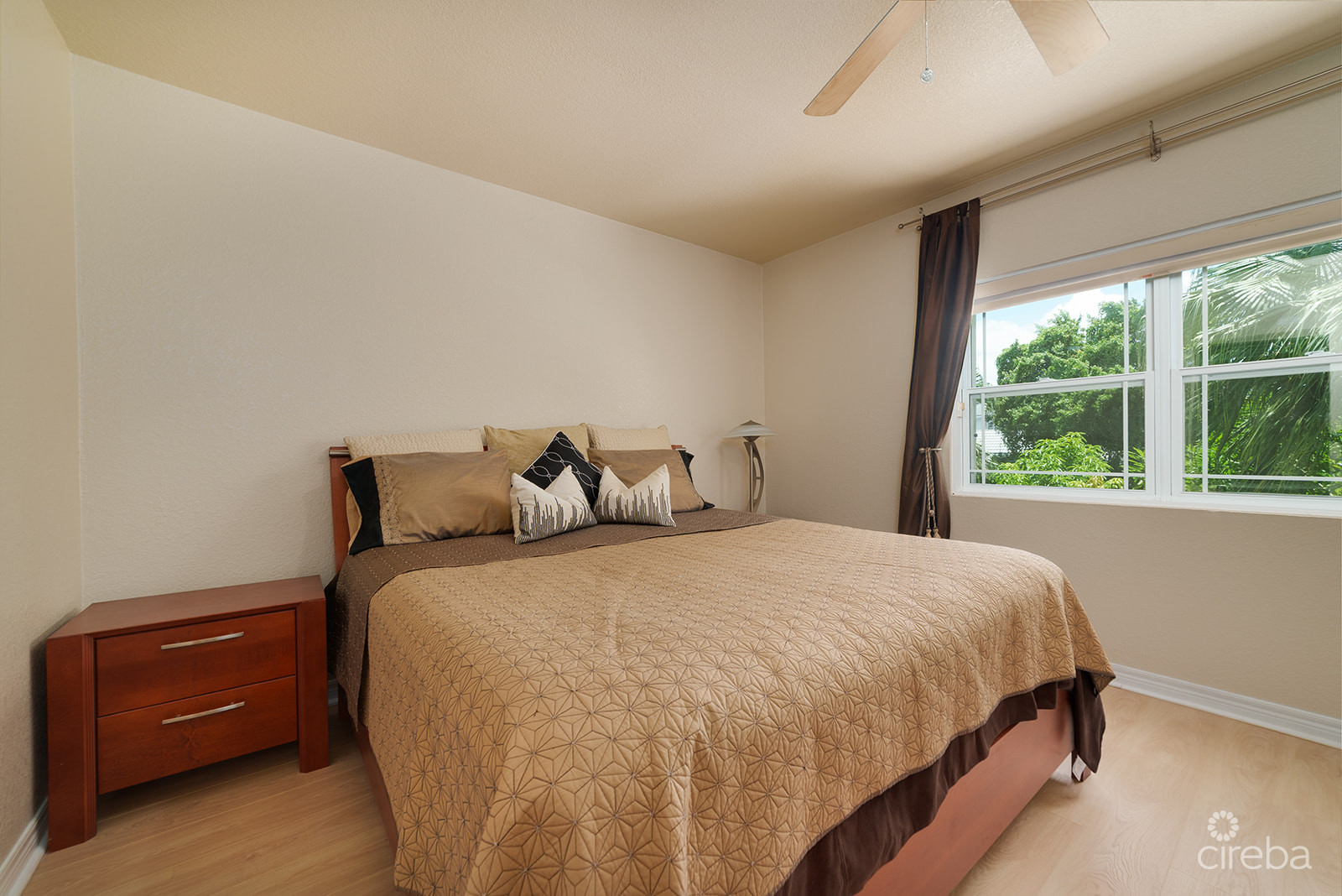 SPACIOUS 3 BED + DEN TOWNHOME AT L’AMBIENCE