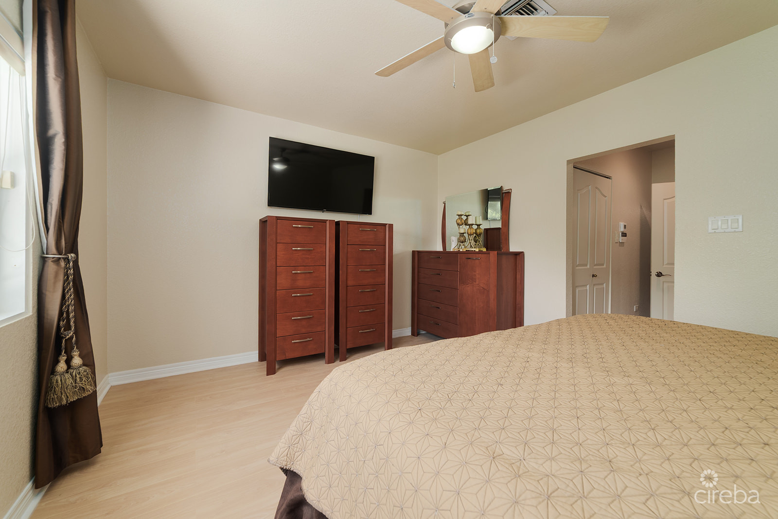 SPACIOUS 3 BED + DEN TOWNHOME AT L’AMBIENCE