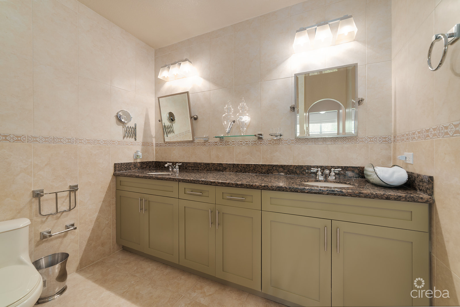 SPACIOUS 3 BED + DEN TOWNHOME AT L’AMBIENCE