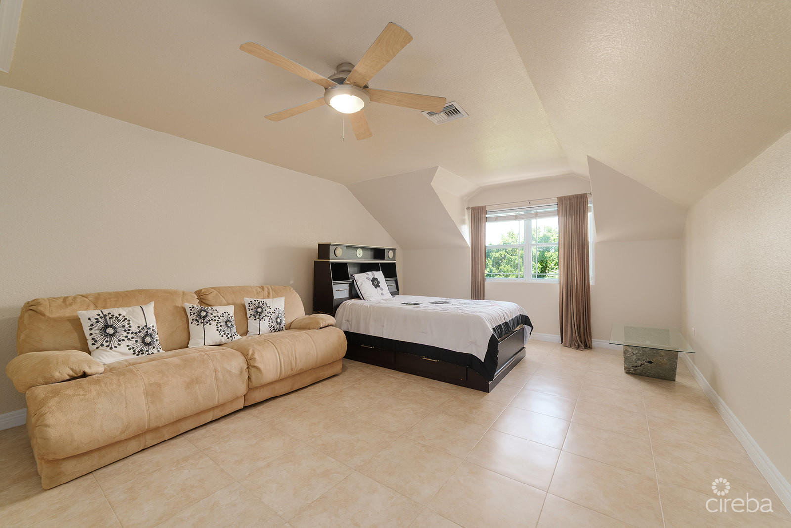SPACIOUS 3 BED + DEN TOWNHOME AT L’AMBIENCE