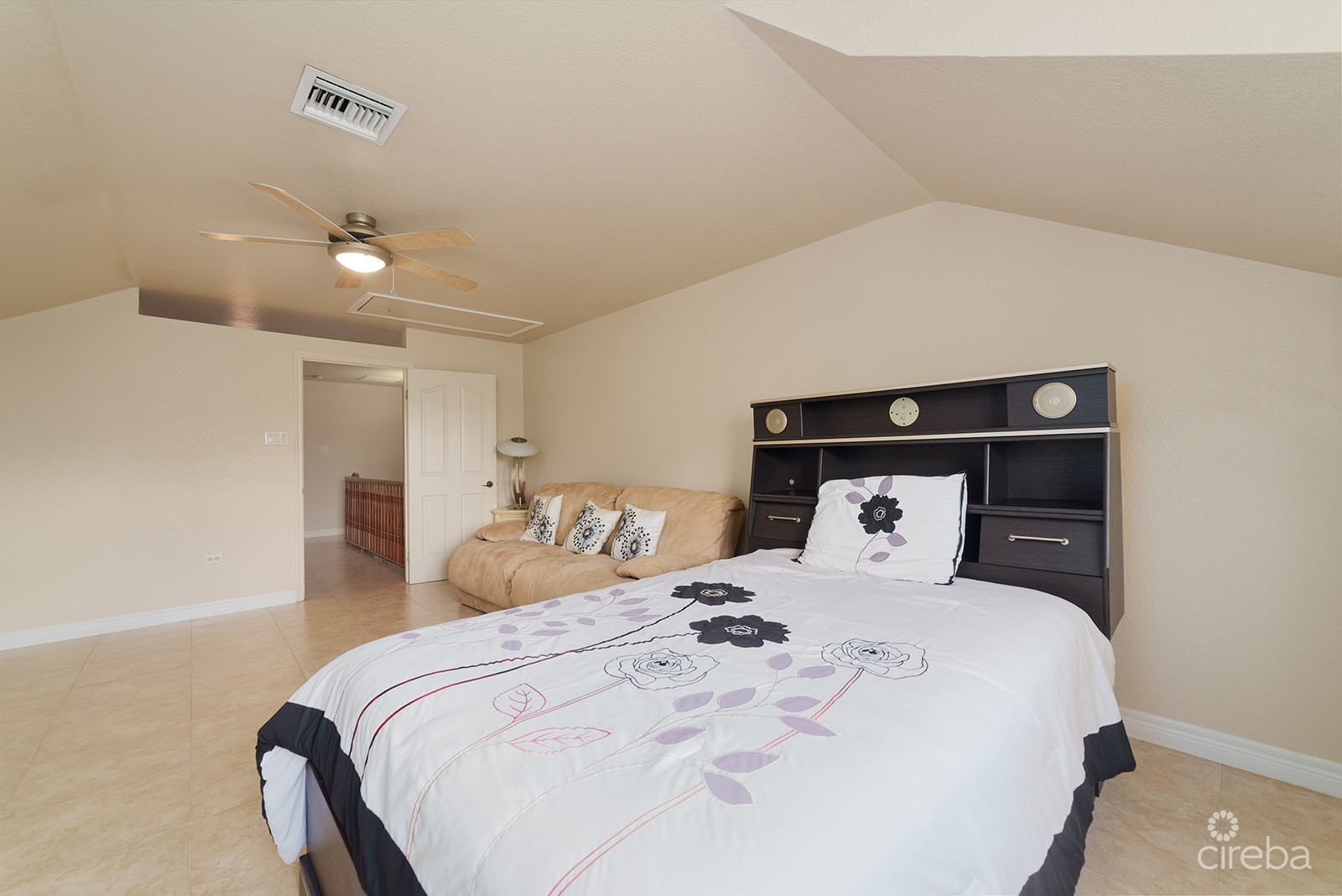 SPACIOUS 3 BED + DEN TOWNHOME AT L’AMBIENCE