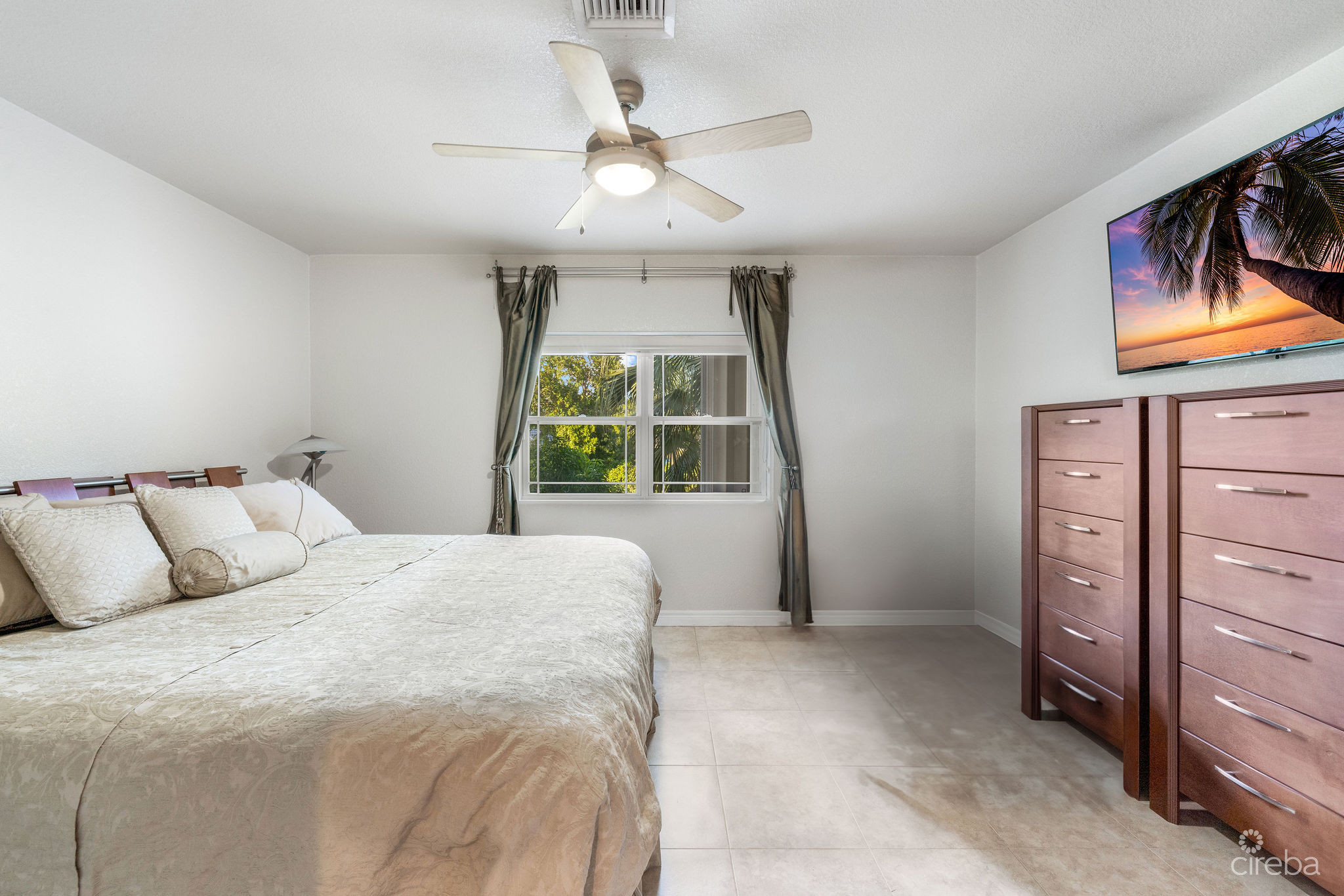 SPACIOUS 3 BED + DEN TOWNHOME AT L’AMBIENCE