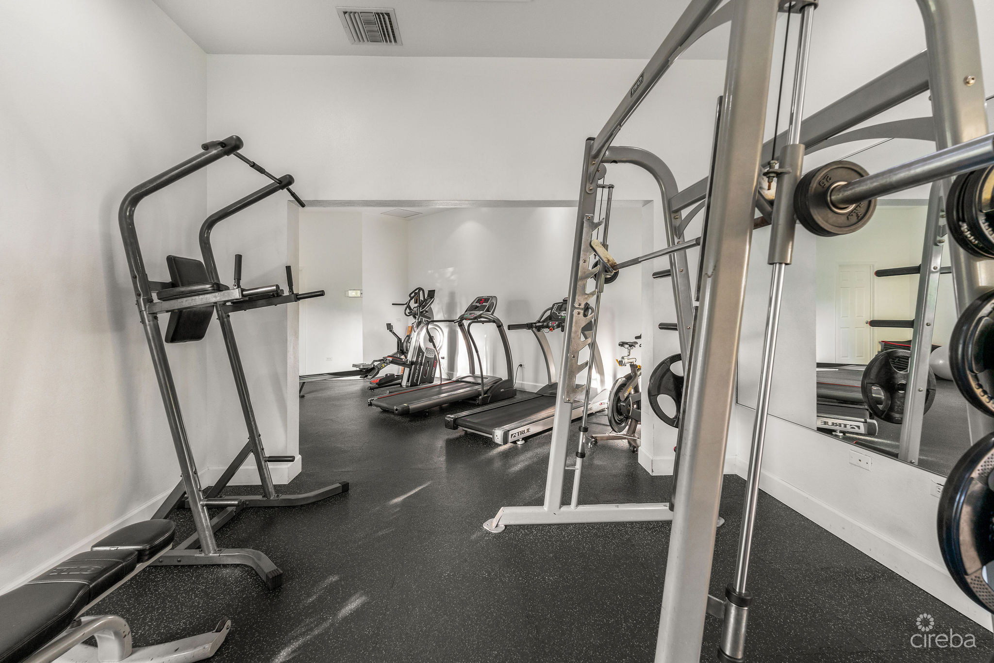 SPACIOUS 3 BED + DEN TOWNHOME AT L’AMBIENCE