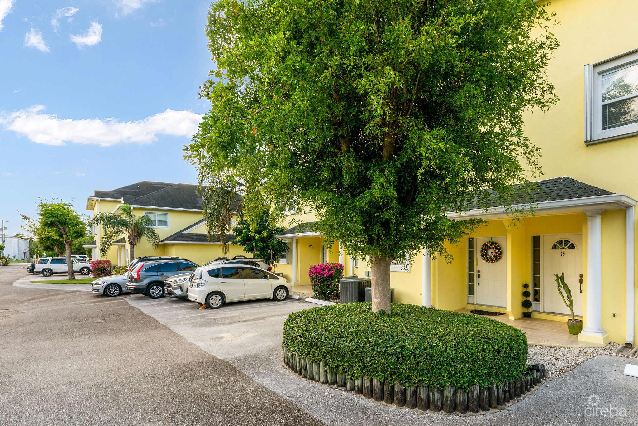 SPACIOUS 3 BED + DEN TOWNHOME AT L’AMBIENCE
