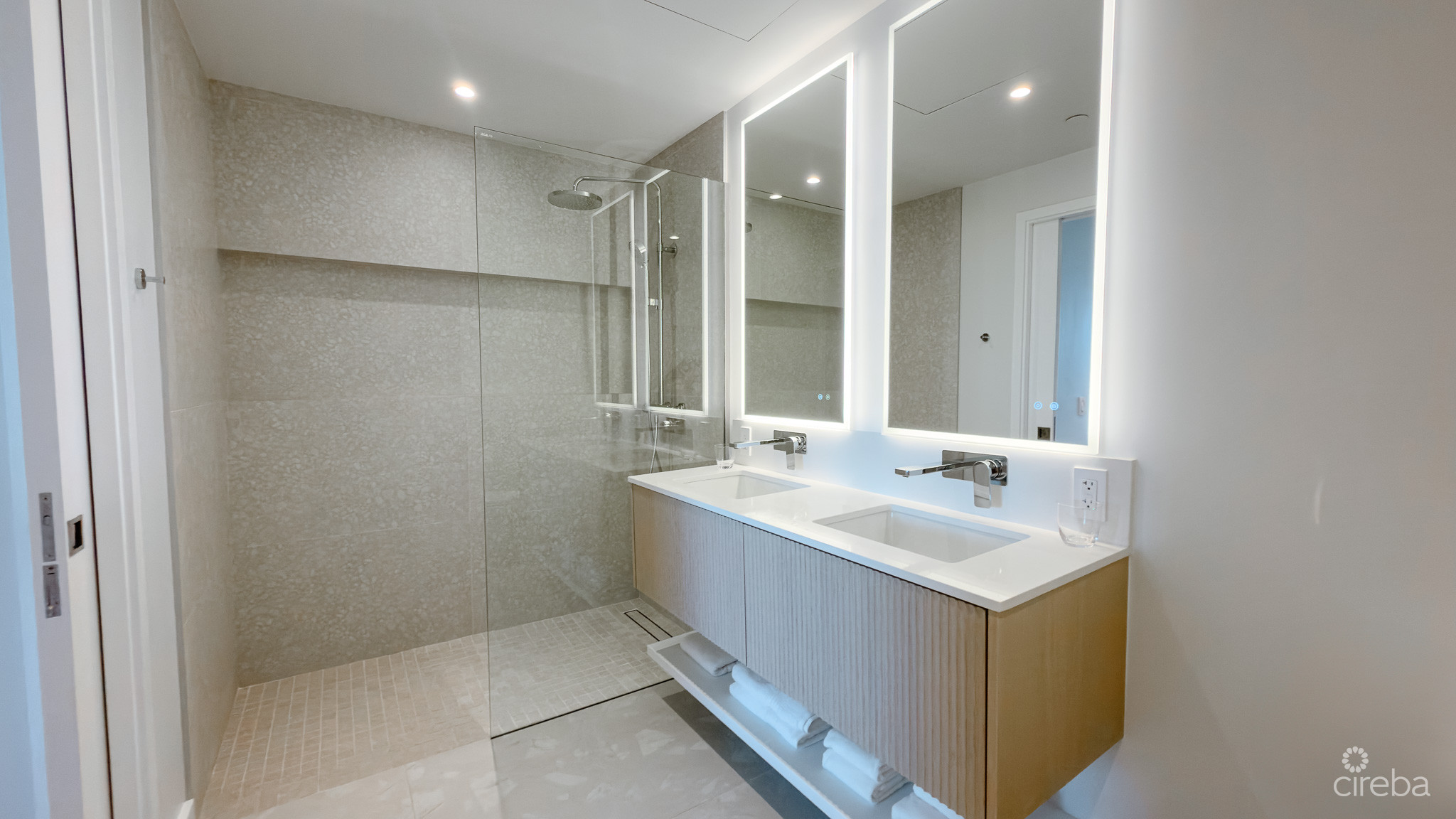 ONE GT – FURNISHED 2 BED WITH DEN