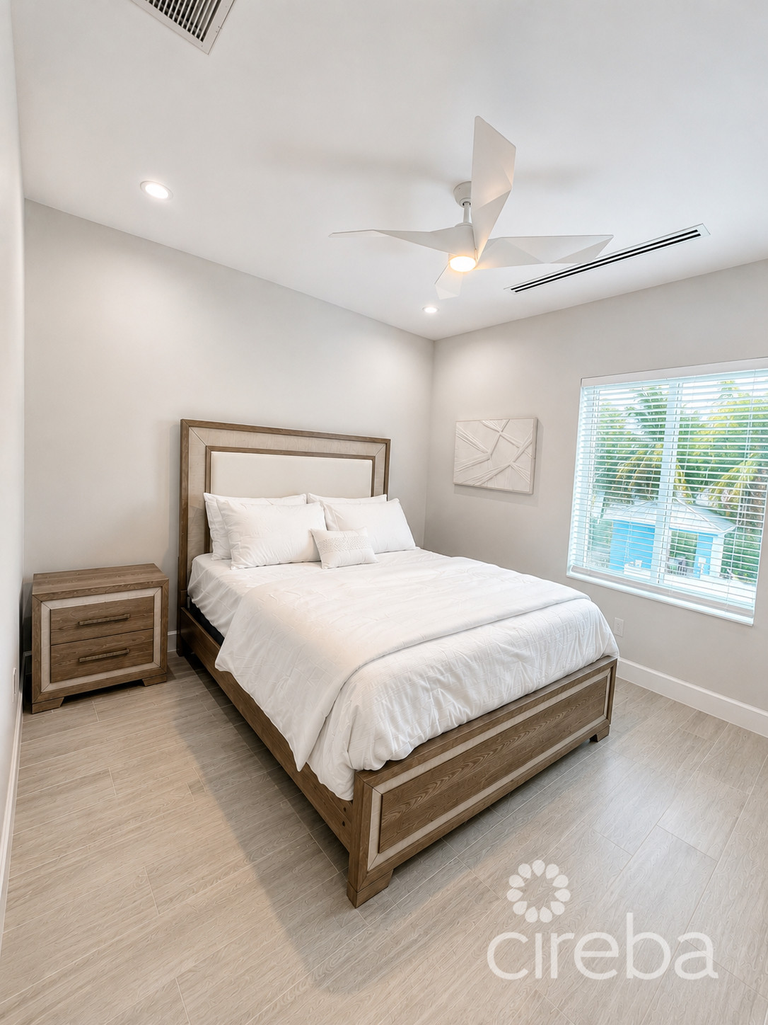 SPACIOUS & MODERN 3 BR TOWNHOME – EXCELLENT LOCATION!
