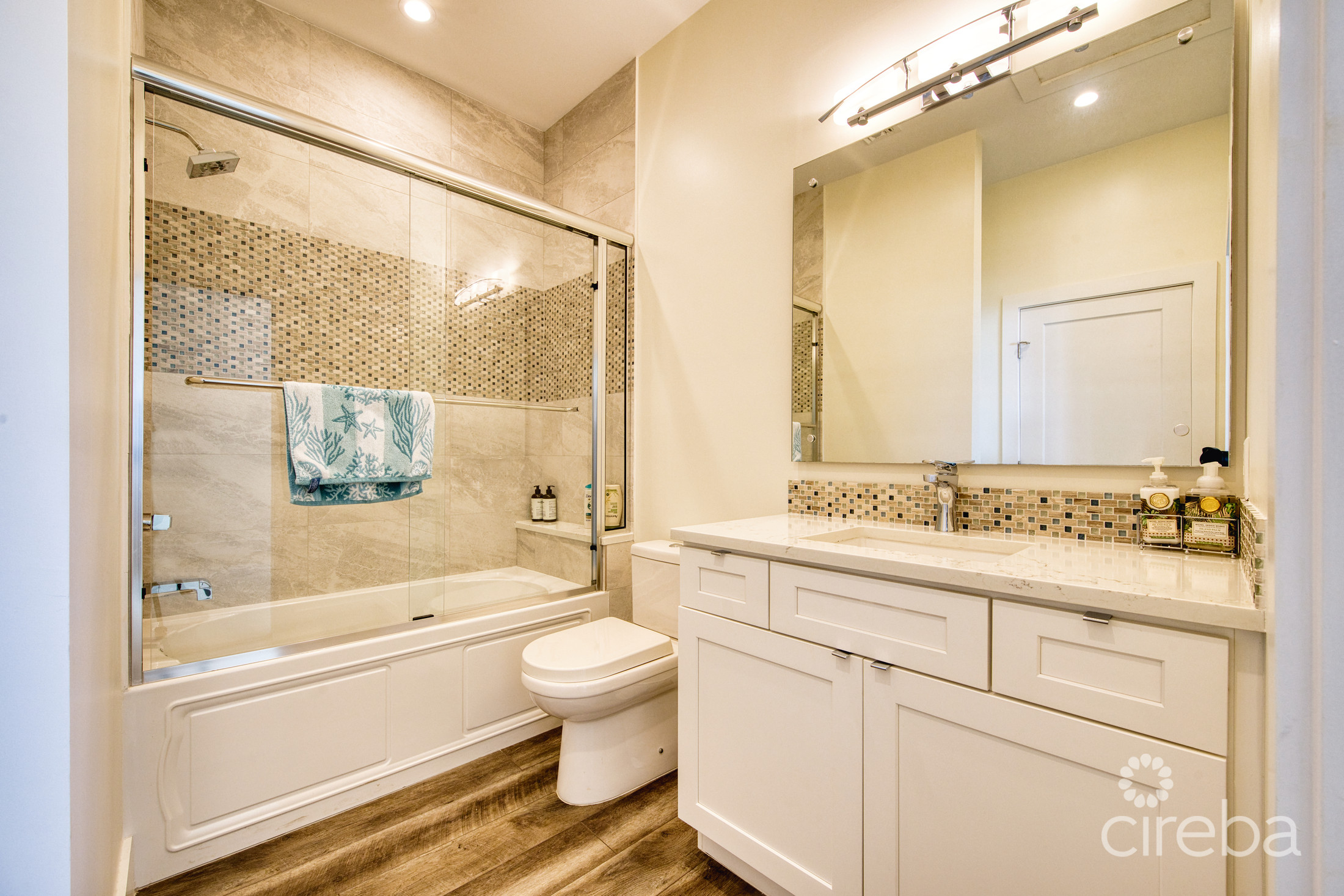 LARGE SEAHAVEN 2 BED WITH POOL – OCEANVIEW AND CANAL FRONT