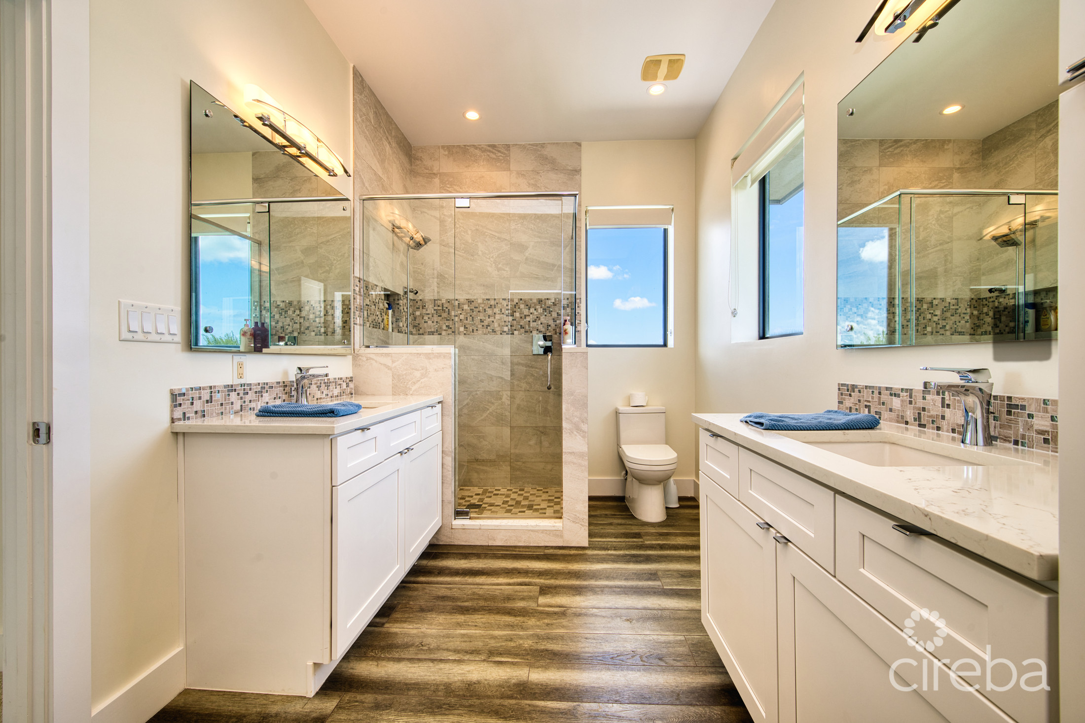 LARGE SEAHAVEN 2 BED WITH POOL – OCEANVIEW AND CANAL FRONT