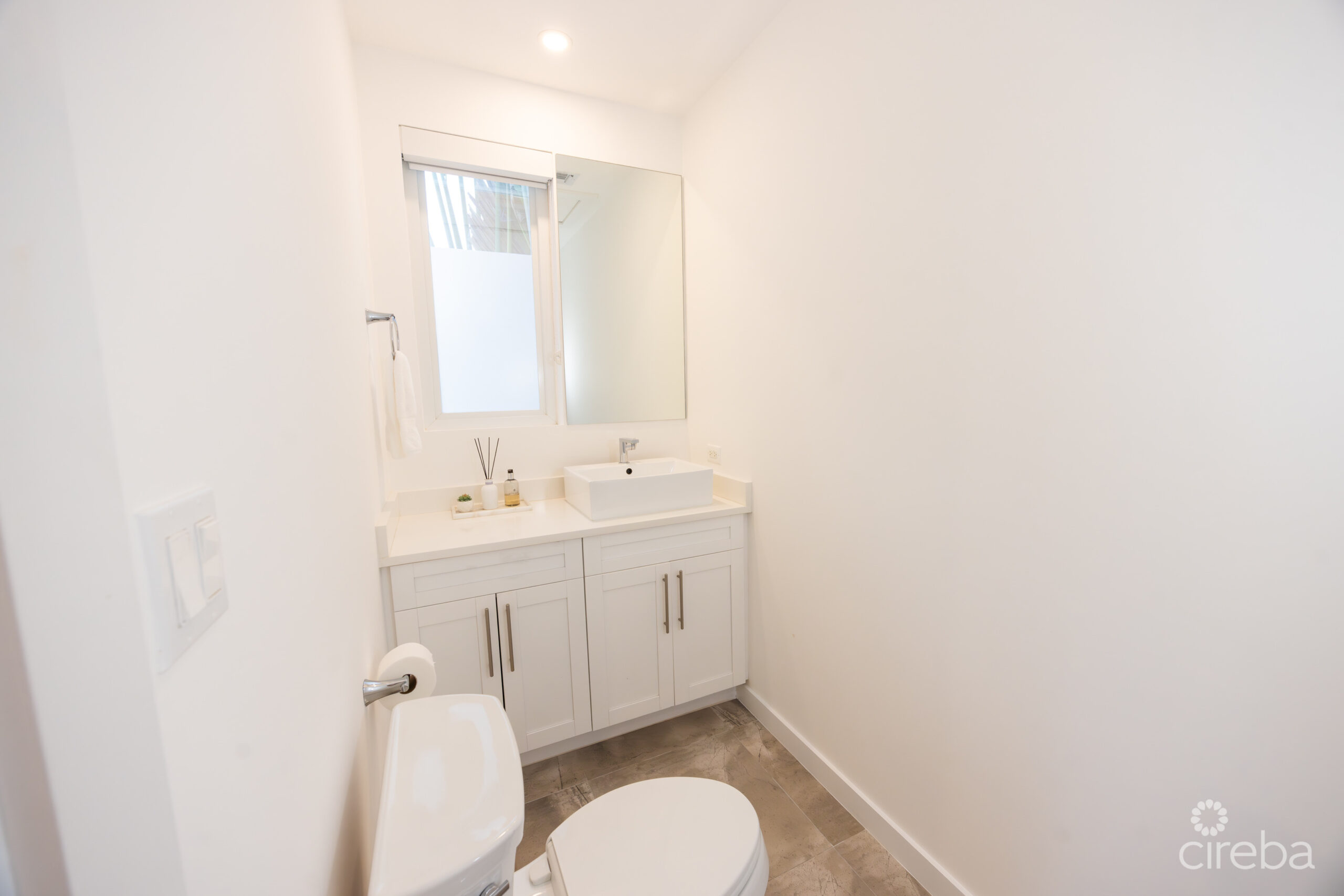 TWENTY40 #16 LUXURY CANALFRONT END UNIT TOWNHOME