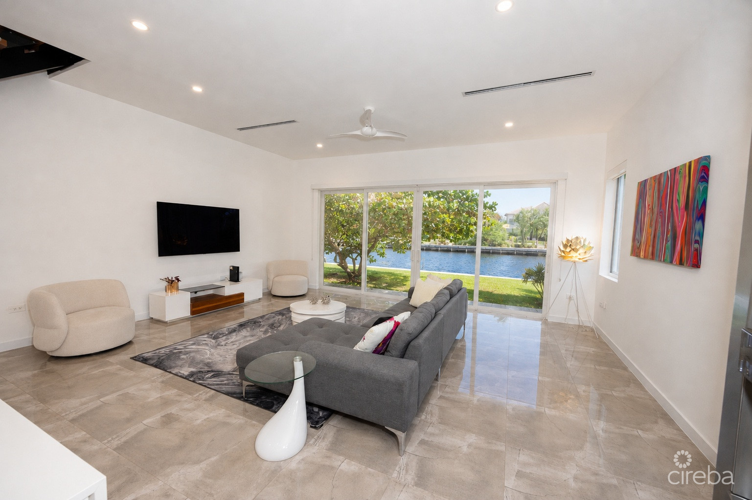TWENTY40 #16 LUXURY CANALFRONT END UNIT TOWNHOME