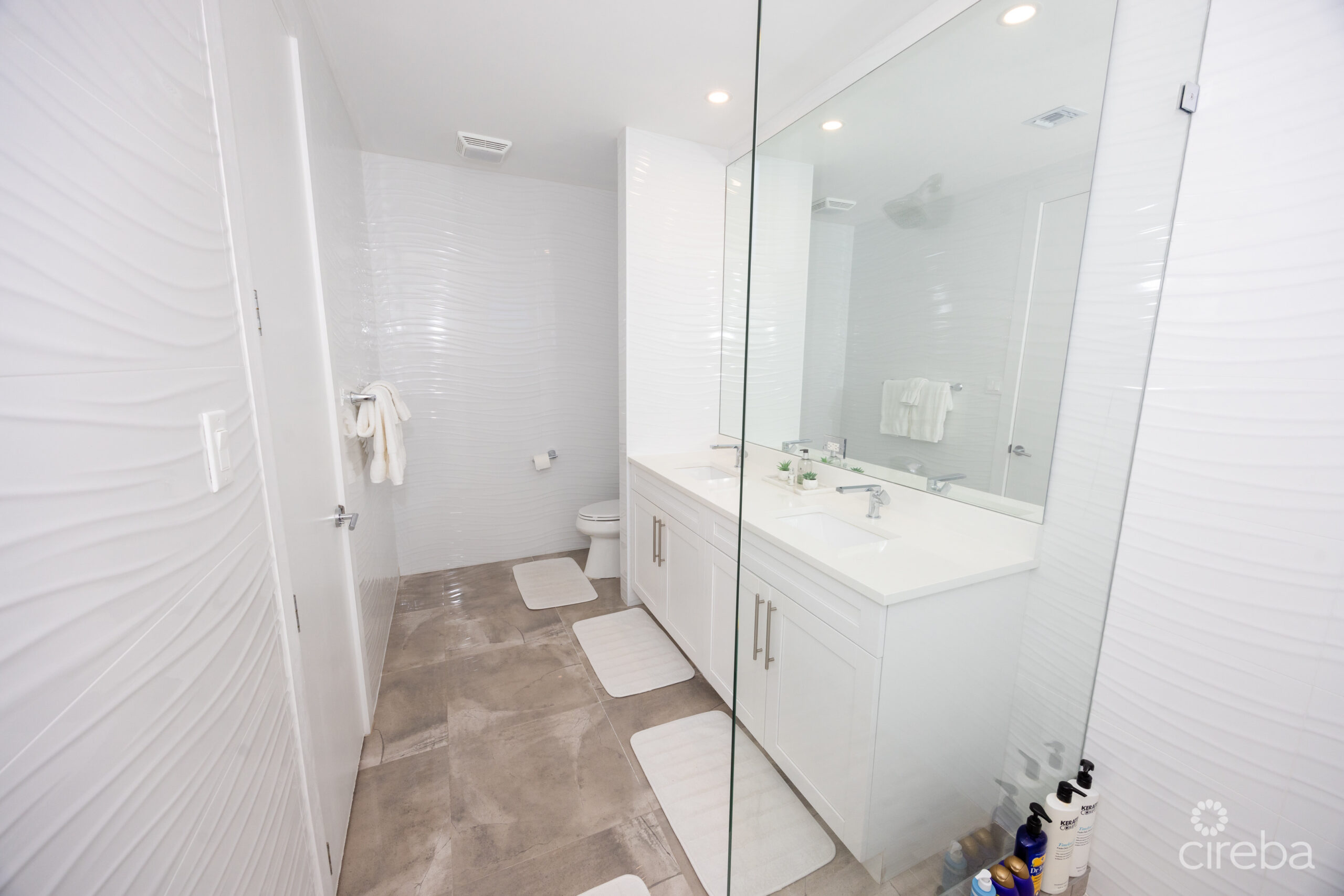 TWENTY40 #16 LUXURY CANALFRONT END UNIT TOWNHOME