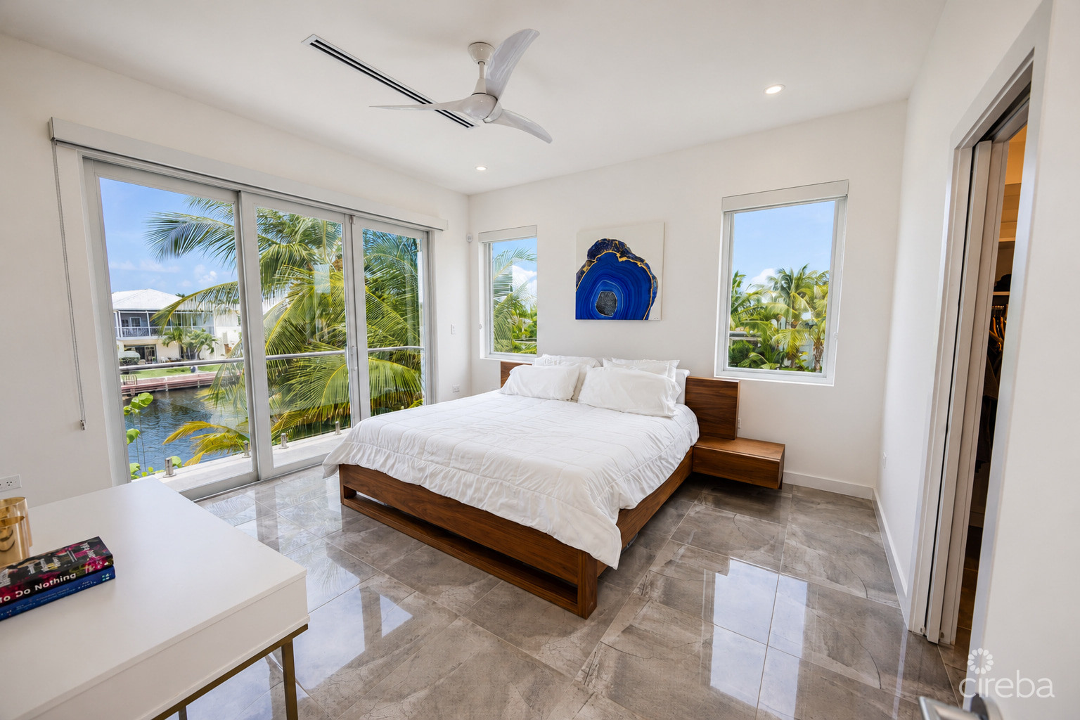 TWENTY40 #16 LUXURY CANALFRONT END UNIT TOWNHOME
