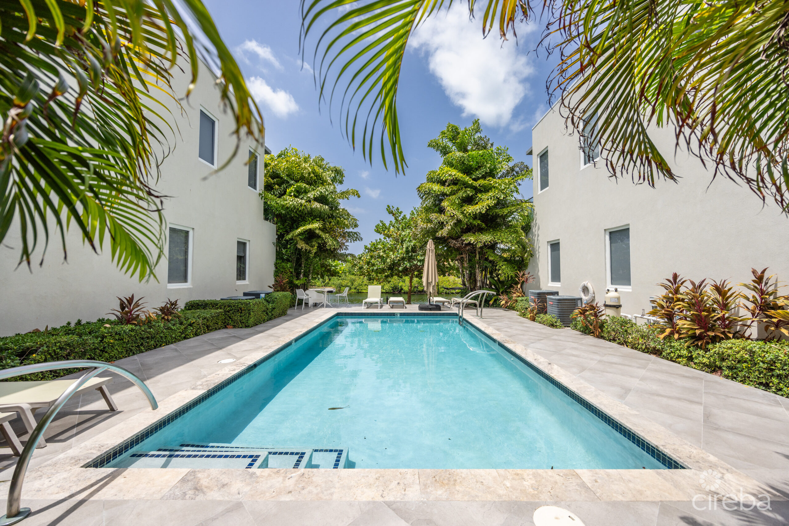 TWENTY40 #16 LUXURY CANALFRONT END UNIT TOWNHOME