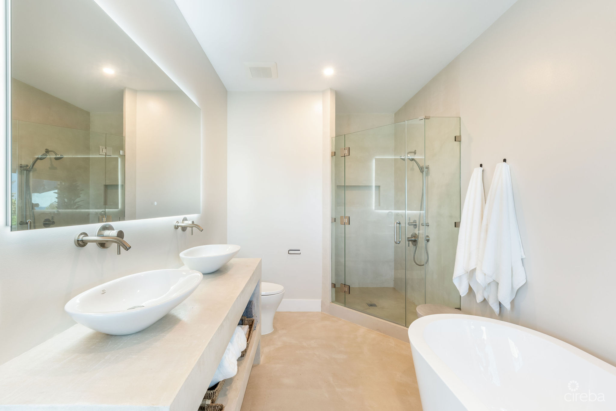 5 BED BEACH FRONT ESTATE – HALCYON POINT