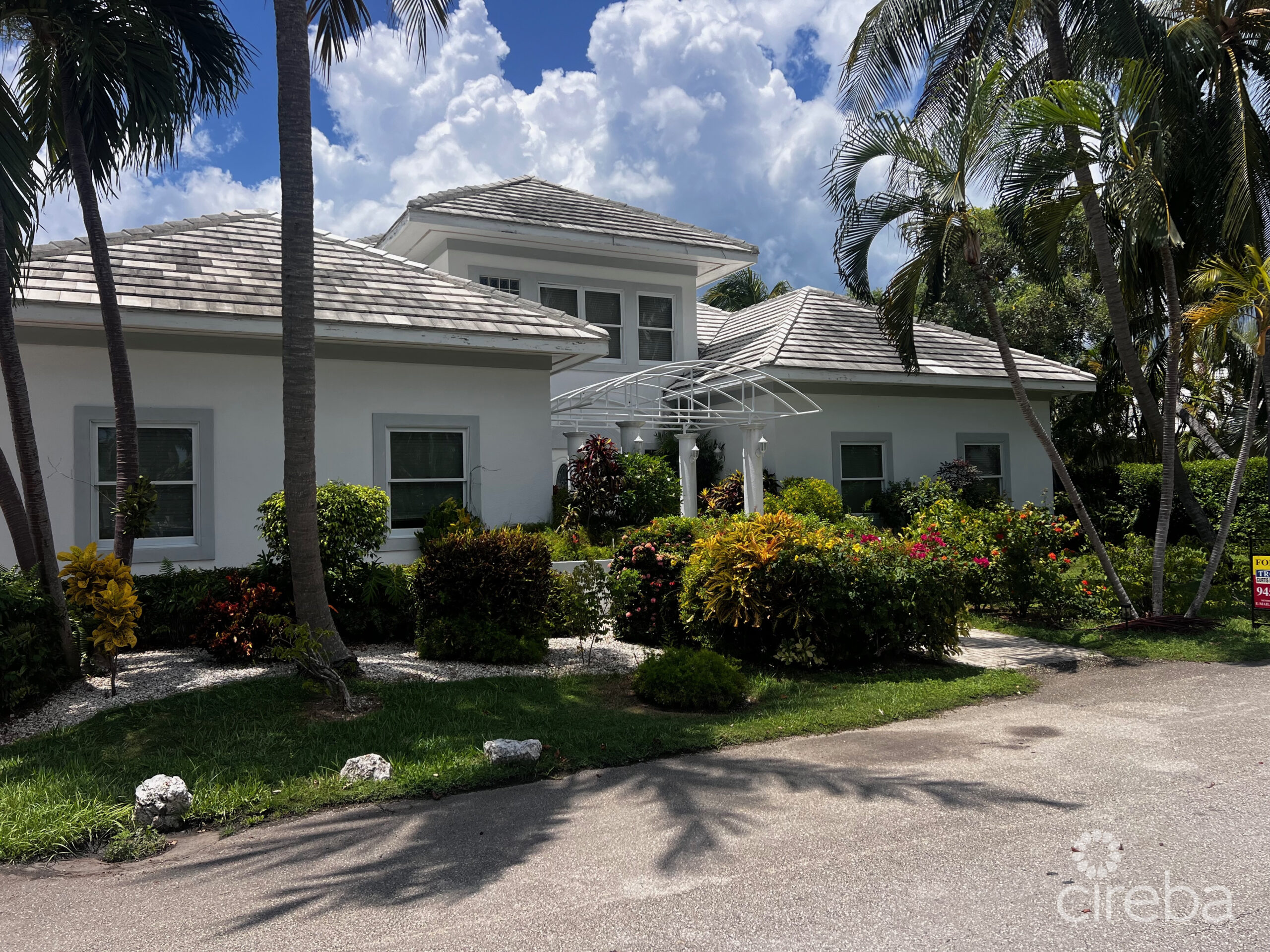 CANAL POINT – CANAL FRONT RESIDENCE