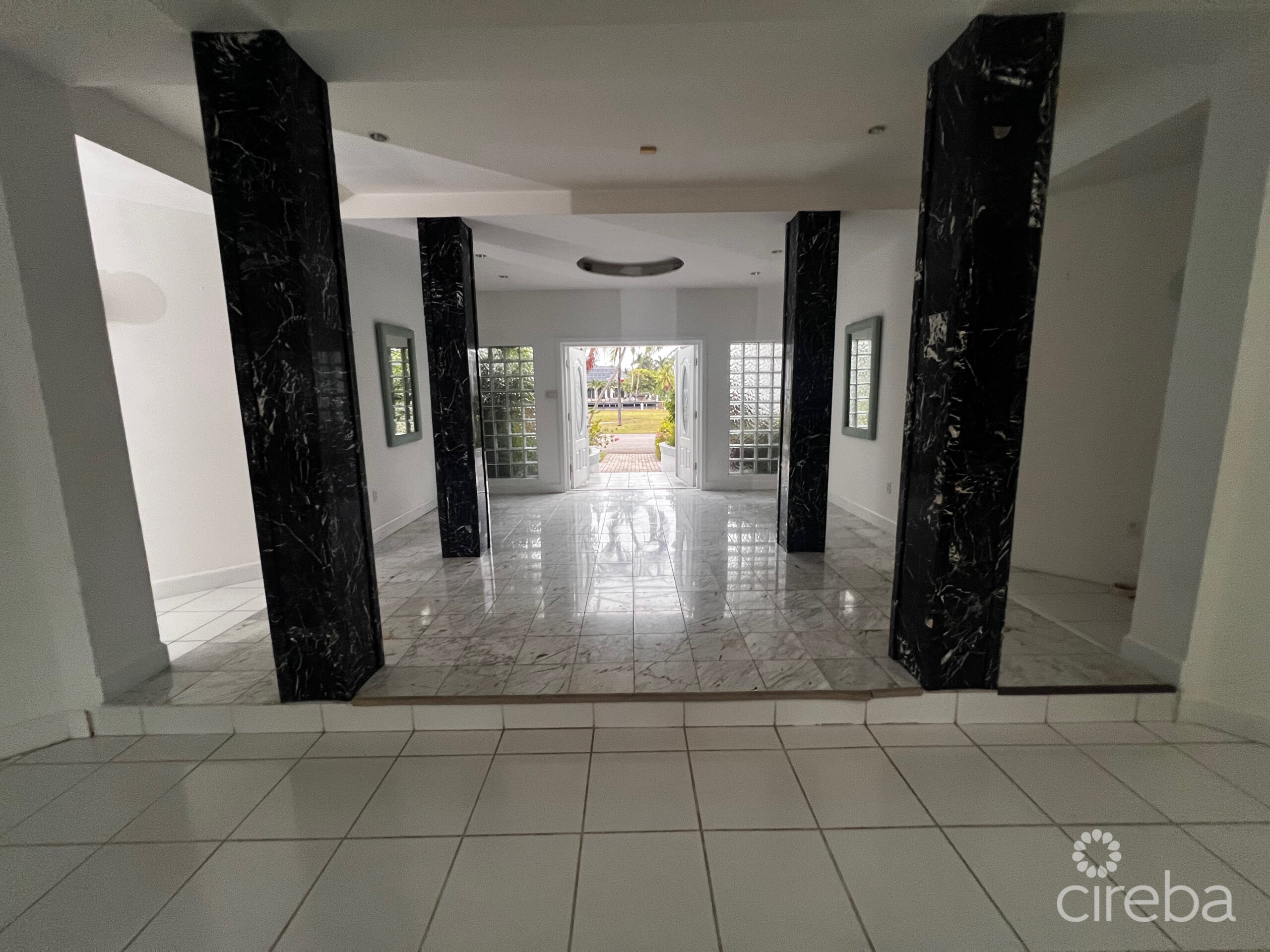 CANAL POINT – CANAL FRONT RESIDENCE