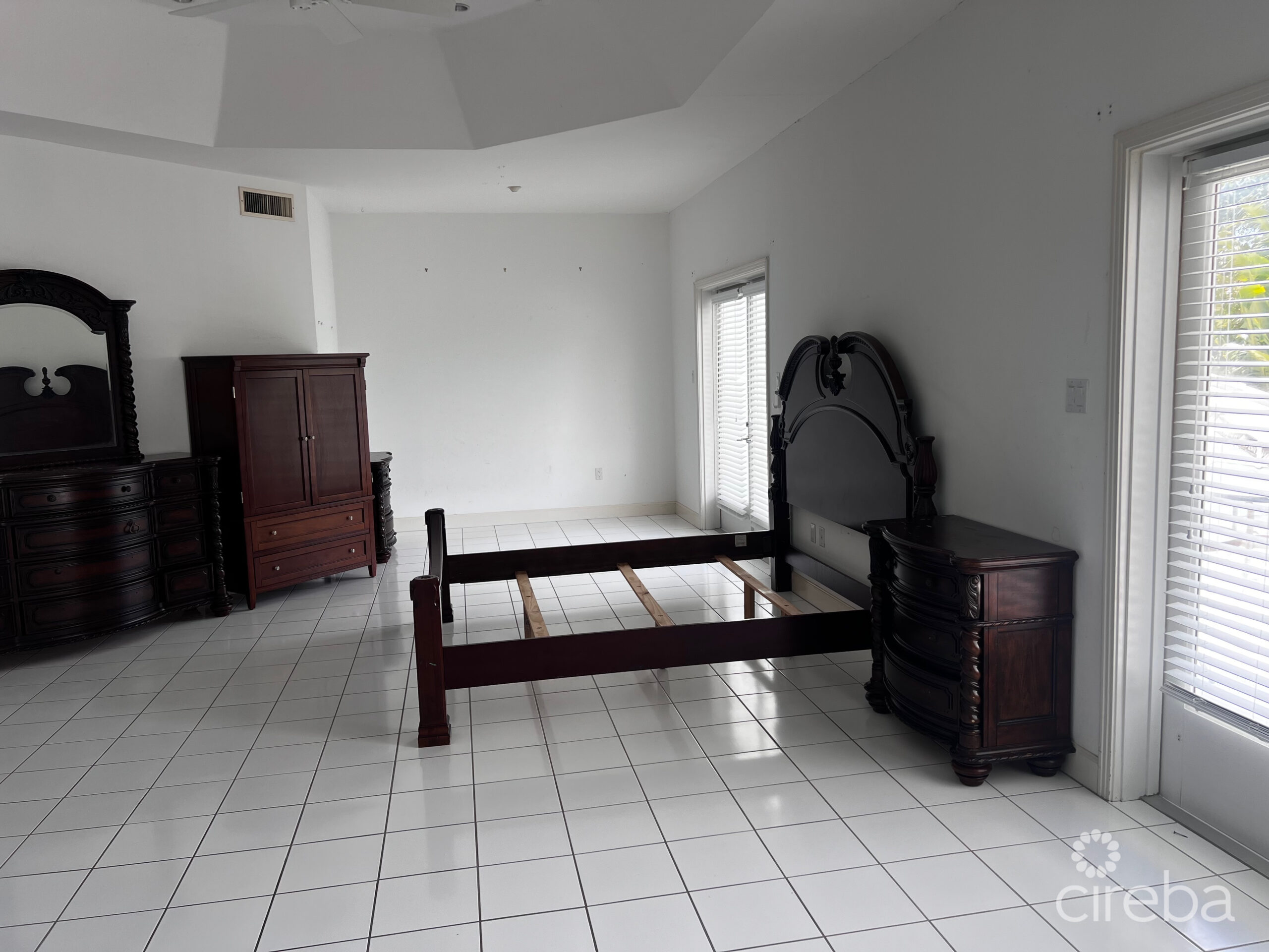 CANAL POINT – CANAL FRONT RESIDENCE