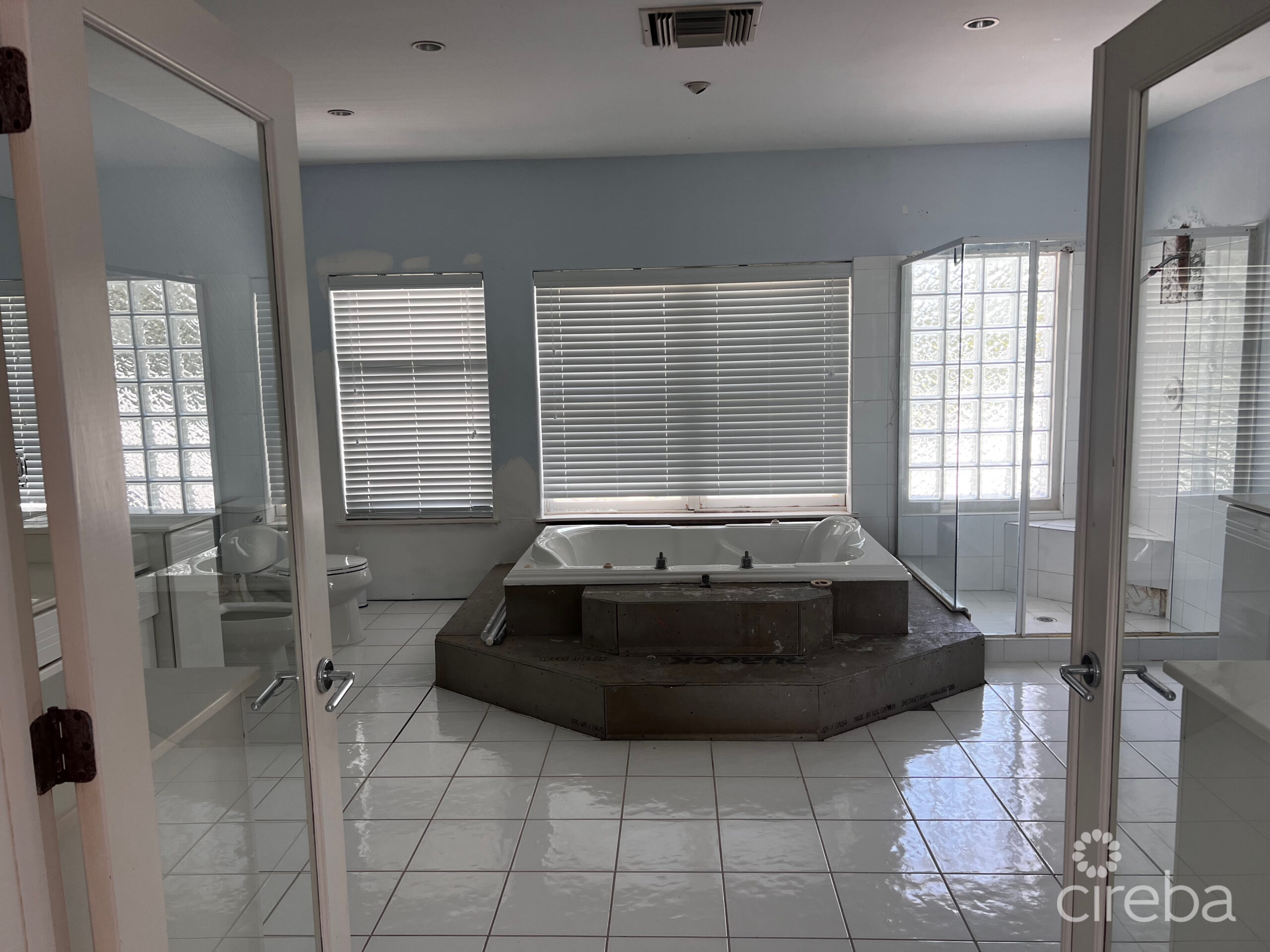 CANAL POINT – CANAL FRONT RESIDENCE