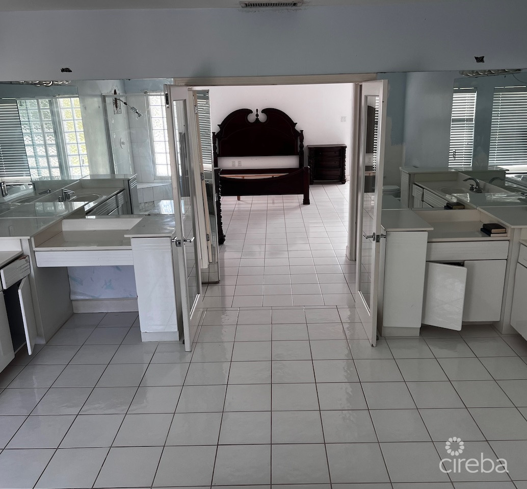 CANAL POINT – CANAL FRONT RESIDENCE