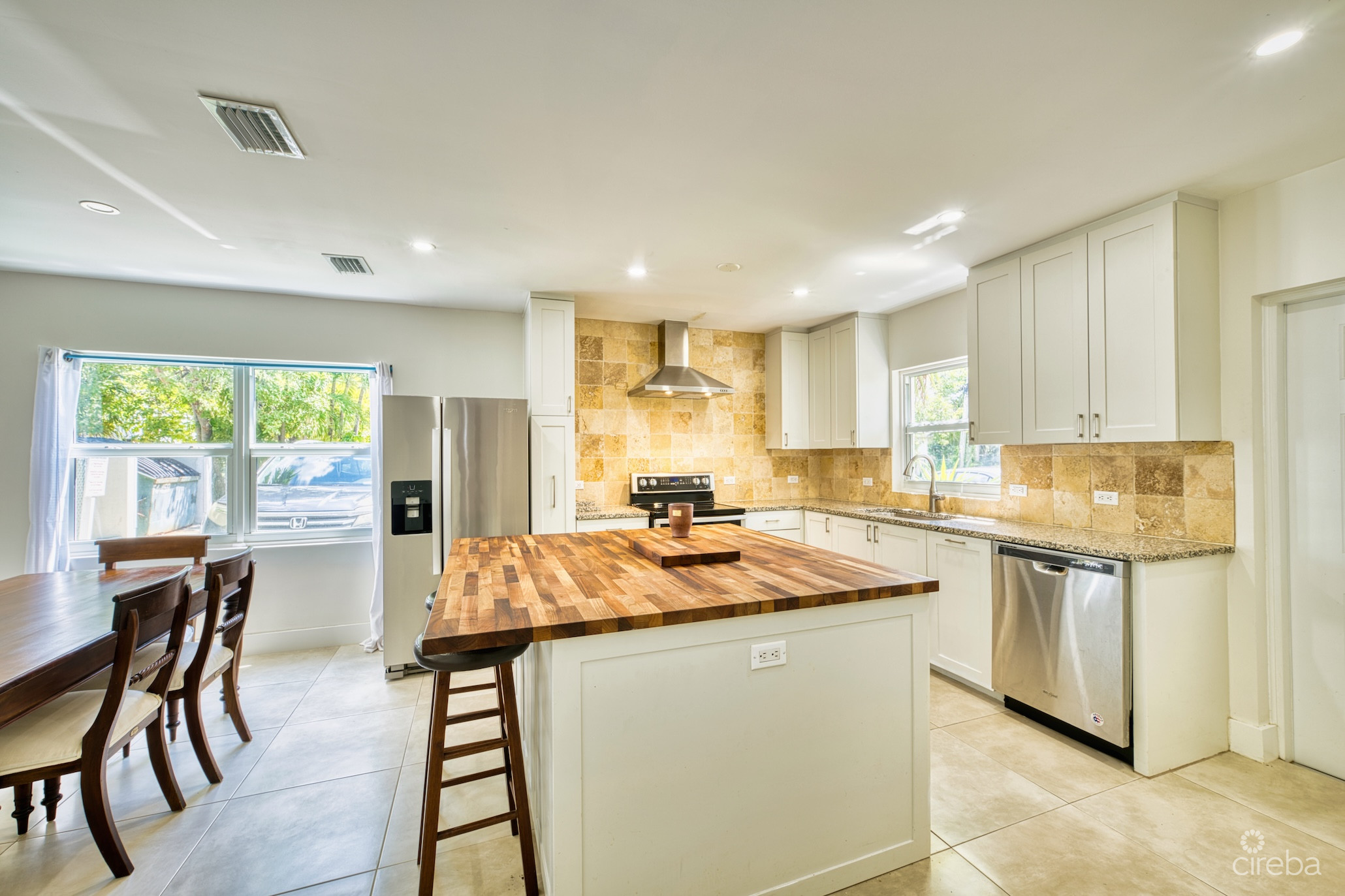 GLEN EDEN RENOVATED 2 BED END UNIT WITH ENCLOSED YARD