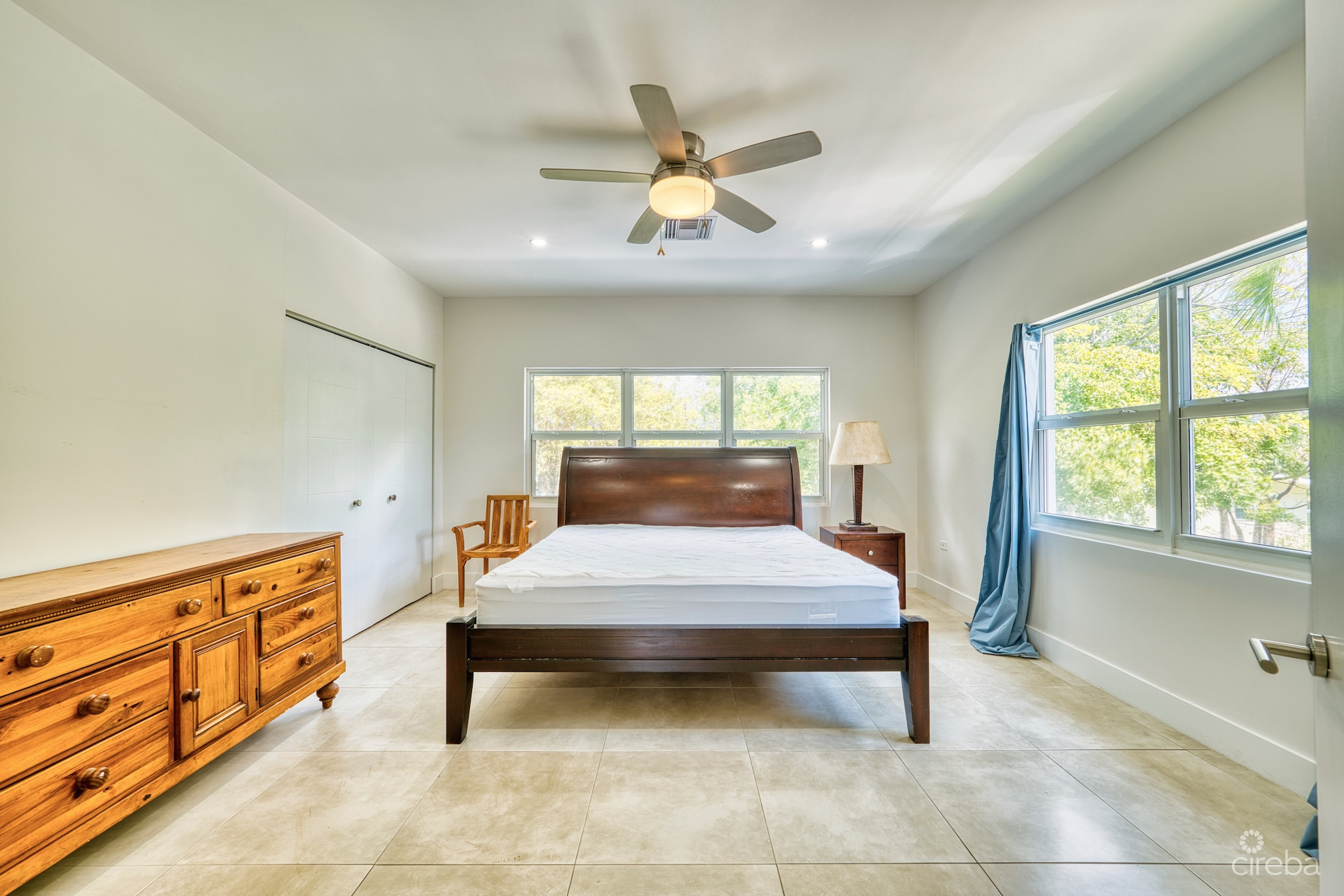GLEN EDEN RENOVATED 2 BED END UNIT WITH ENCLOSED YARD