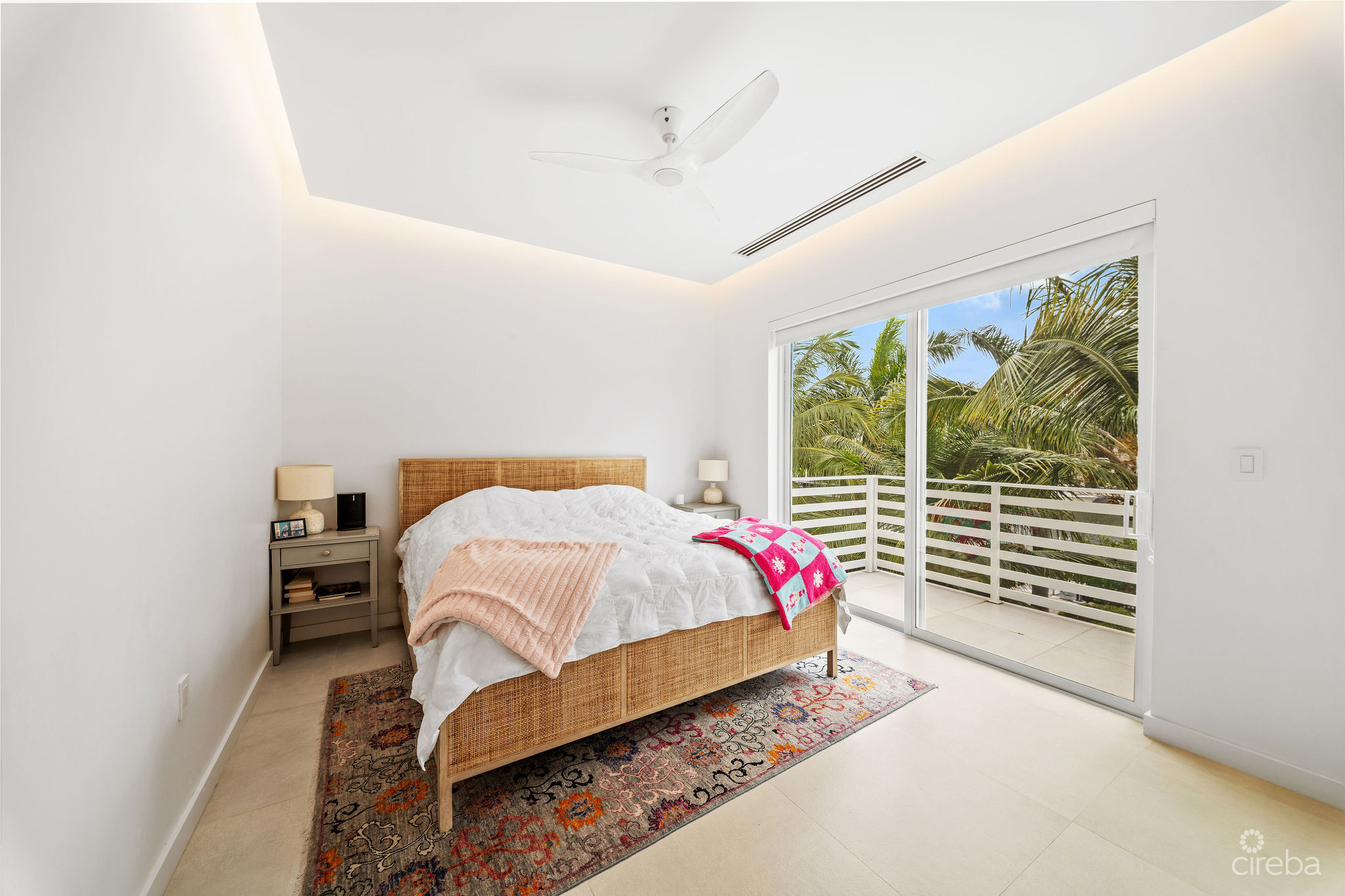 SOLARA #104 | LUXURY TOWNHOUSE IN CRYSTAL HARBOUR