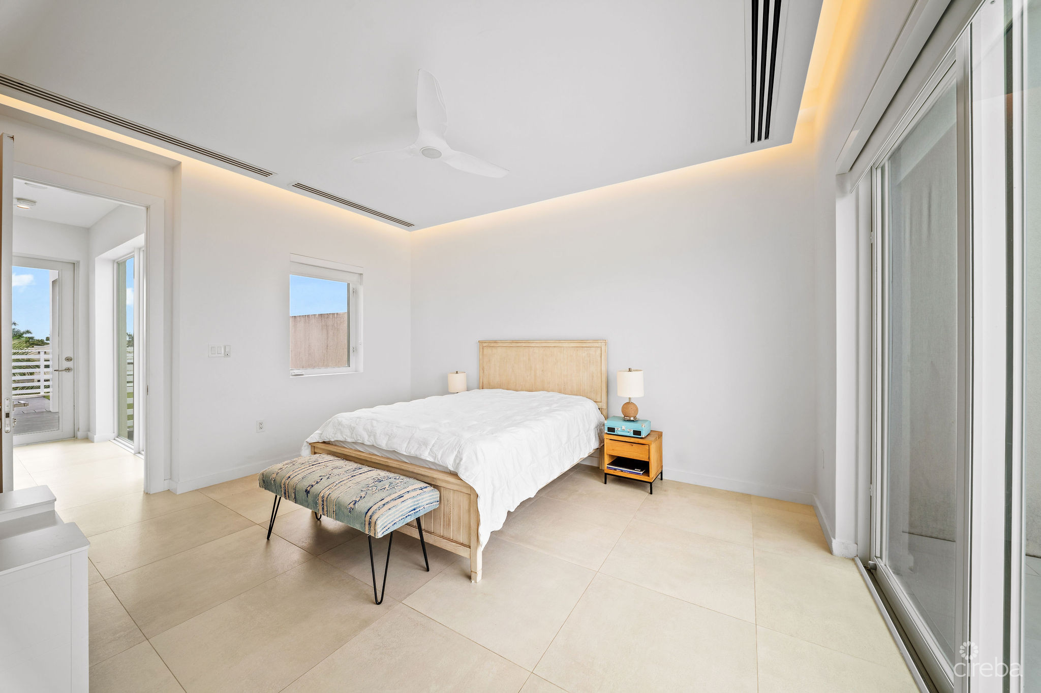 SOLARA #104 | LUXURY TOWNHOUSE IN CRYSTAL HARBOUR